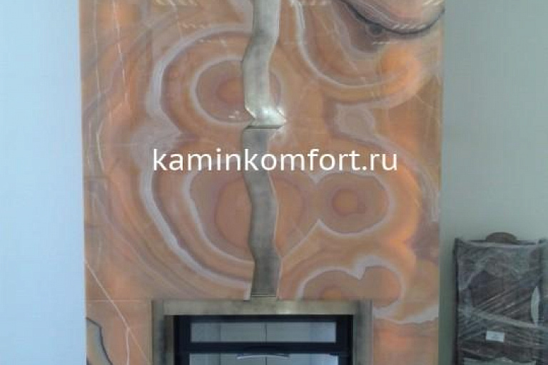 Камин из оникса и латуни