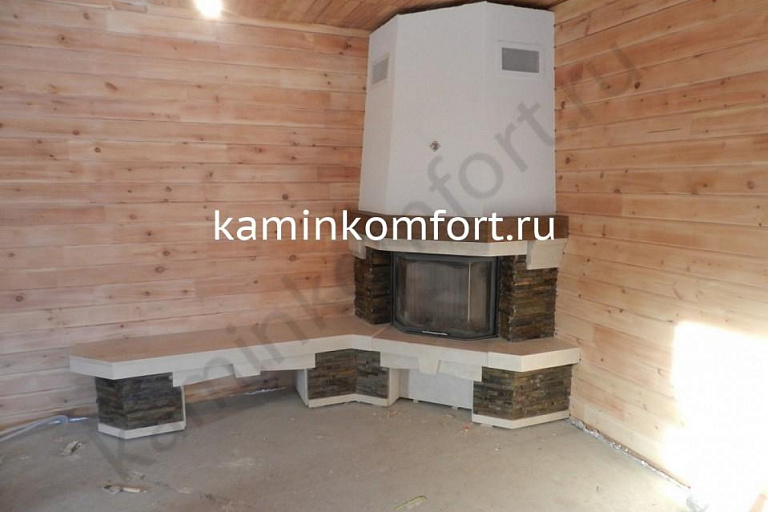 Угловой камин с большой банкеткой