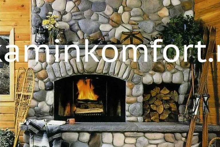 Камин с призматической топкой и нишей под дрова в камне