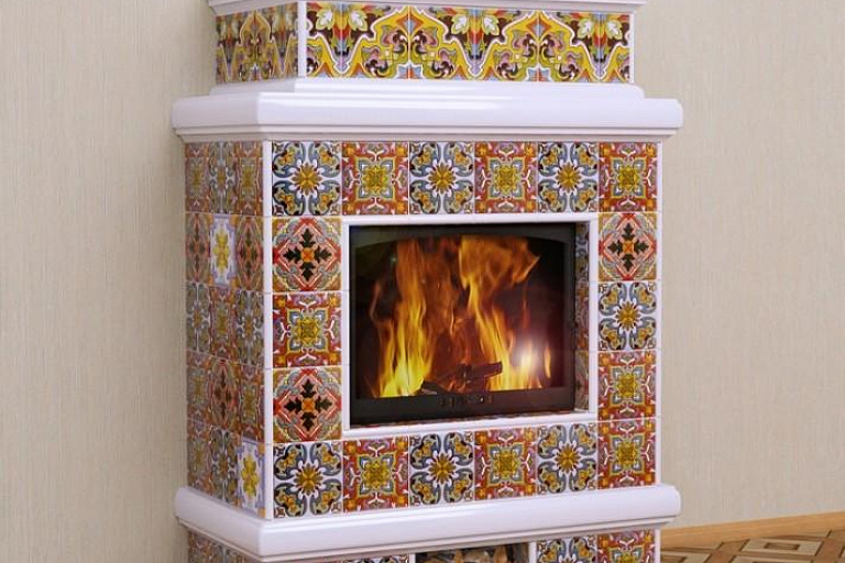 Огненно-желтый расписной камин из кафеля в испанском стиле